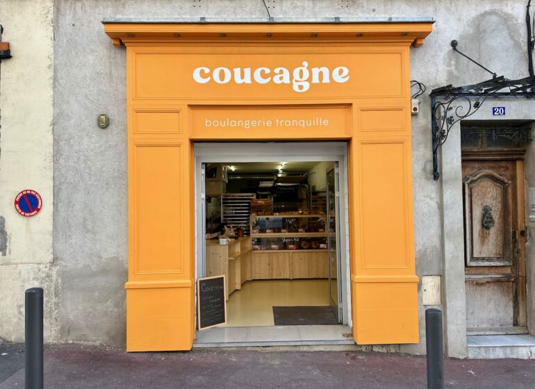 Coucagne est une boulangerie située dans le quartier de Vauban à Marseille qui s’inscrit dans la tradition artisanale. Elle propose entre autres de beaux pains de campagne réalisés à partir de farine produites localement. (façade)
