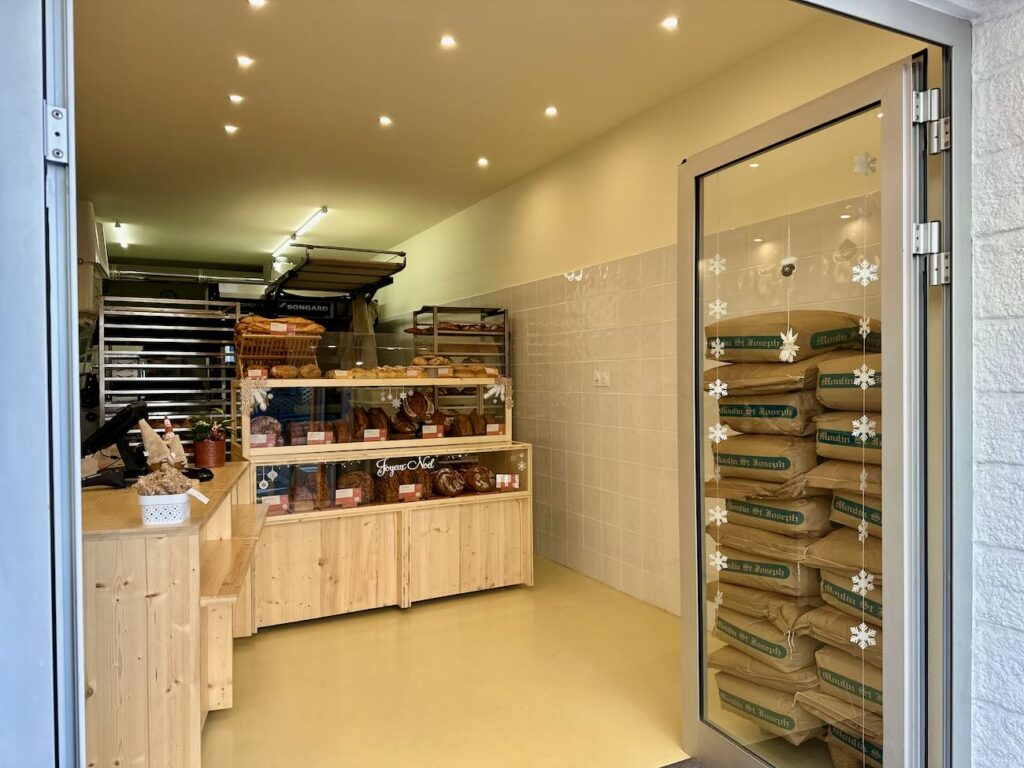 Coucagne est une boulangerie située dans le quartier de Vauban à Marseille qui s’inscrit dans la tradition artisanale. Elle propose entre autres de beaux pains de campagne réalisés à partir de farine produites localement.(boulangerie)