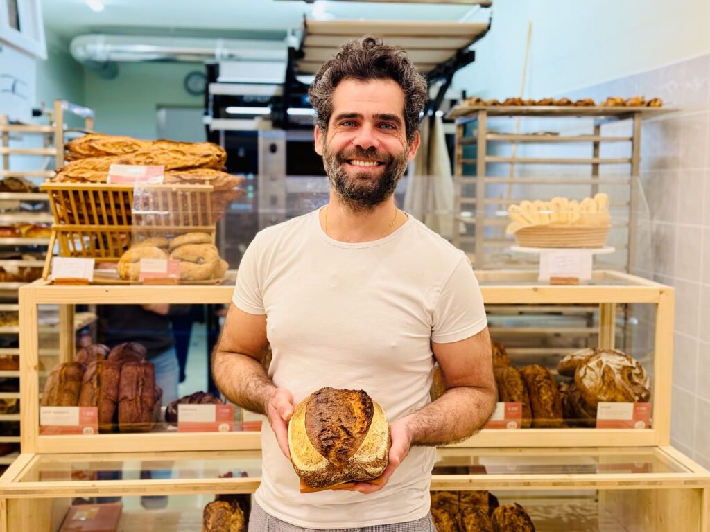 Coucagne est une boulangerie située dans le quartier de Vauban à Marseille qui s’inscrit dans la tradition artisanale. Elle propose entre autres de beaux pains de campagne réalisés à partir de farine produites localement. (boulanger)