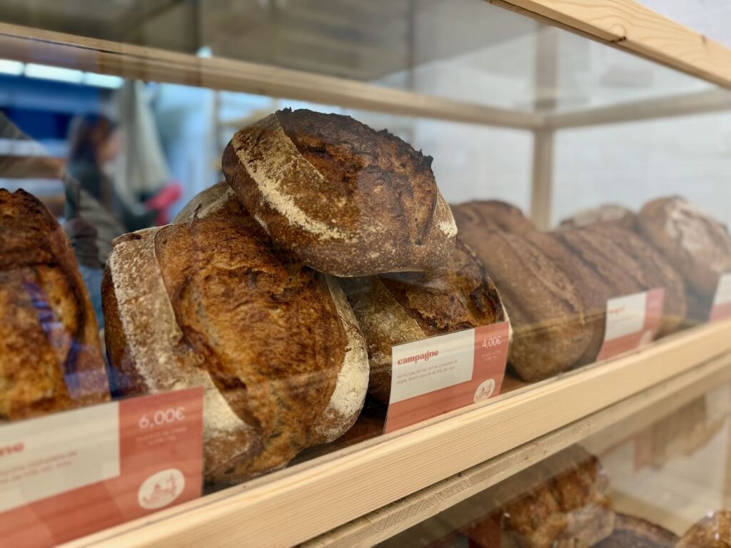 Coucagne est une boulangerie située dans le quartier de Vauban à Marseille qui s’inscrit dans la tradition artisanale. Elle propose entre autres de beaux pains de campagne réalisés à partir de farine produites localement. (pain)