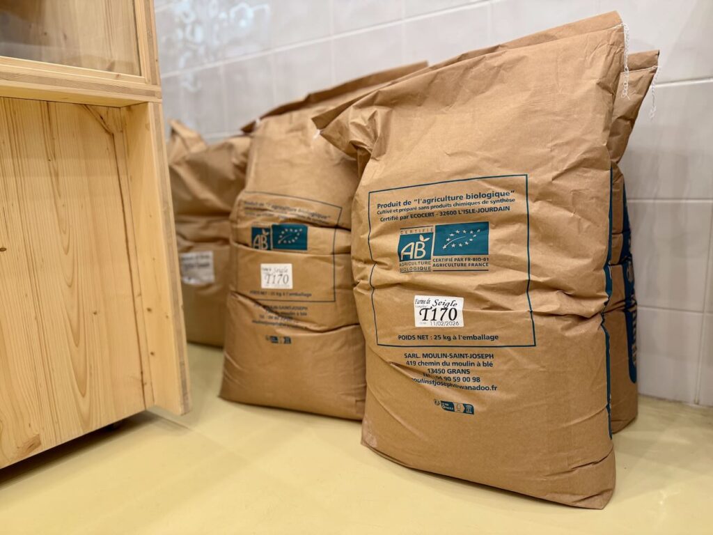 Coucagne est une boulangerie située dans le quartier de Vauban à Marseille qui s’inscrit dans la tradition artisanale. Elle propose entre autres de beaux pains de campagne réalisés à partir de farine produites localement. (farine)