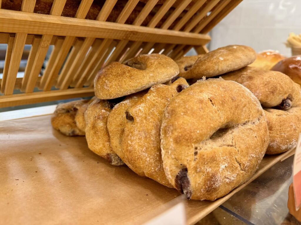 Coucagne est une boulangerie située dans le quartier de Vauban à Marseille qui s’inscrit dans la tradition artisanale. Elle propose entre autres de beaux pains de campagne réalisés à partir de farine produites localement. (fougasses)