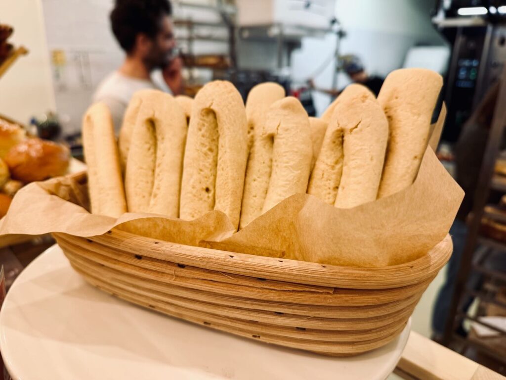 Coucagne est une boulangerie située dans le quartier de Vauban à Marseille qui s’inscrit dans la tradition artisanale. Elle propose entre autres de beaux pains de campagne réalisés à partir de farine produites localement. (navettes)