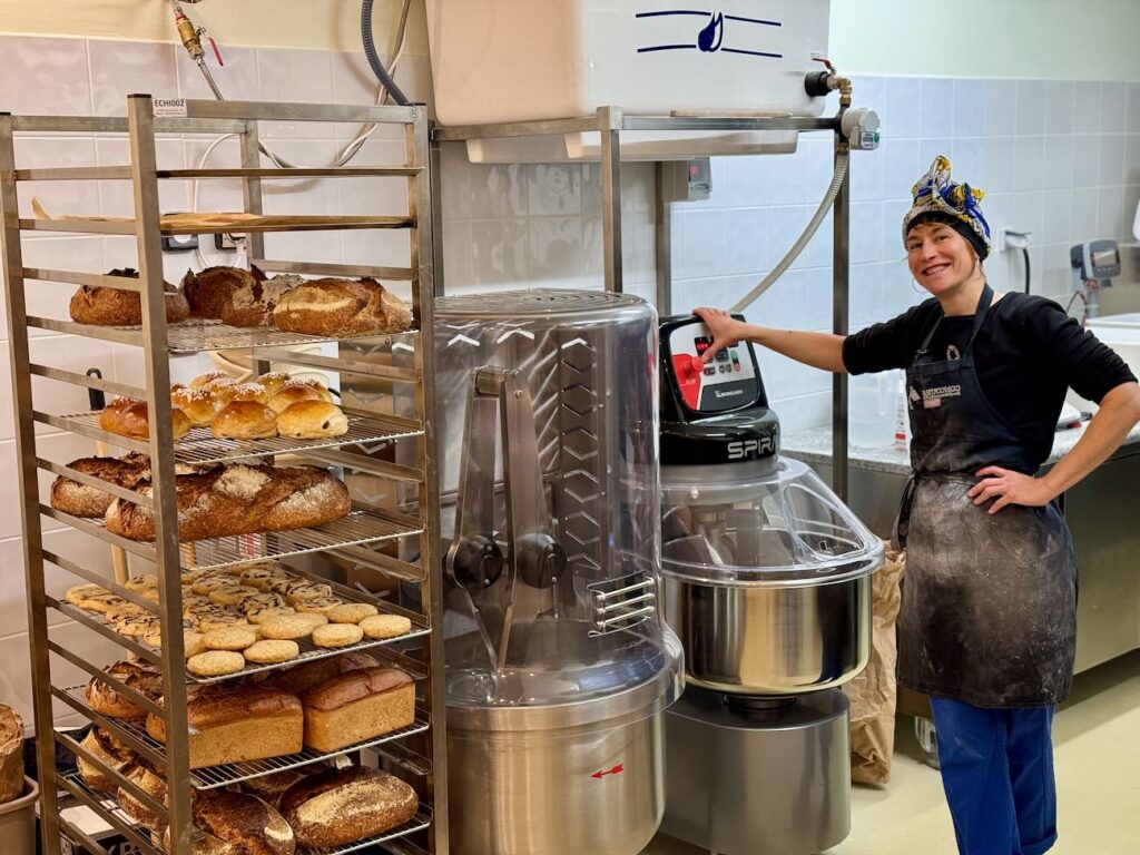 Coucagne est une boulangerie située dans le quartier de Vauban à Marseille qui s’inscrit dans la tradition artisanale. Elle propose entre autres de beaux pains de campagne réalisés à partir de farine produites localement. (préparation)