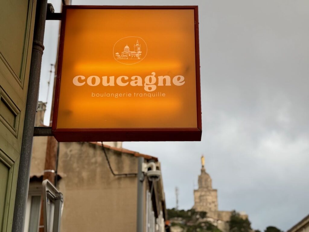 Coucagne est une boulangerie située dans le quartier de Vauban à Marseille qui s’inscrit dans la tradition artisanale. Elle propose entre autres de beaux pains de campagne réalisés à partir de farine produites localement. (enseigne)