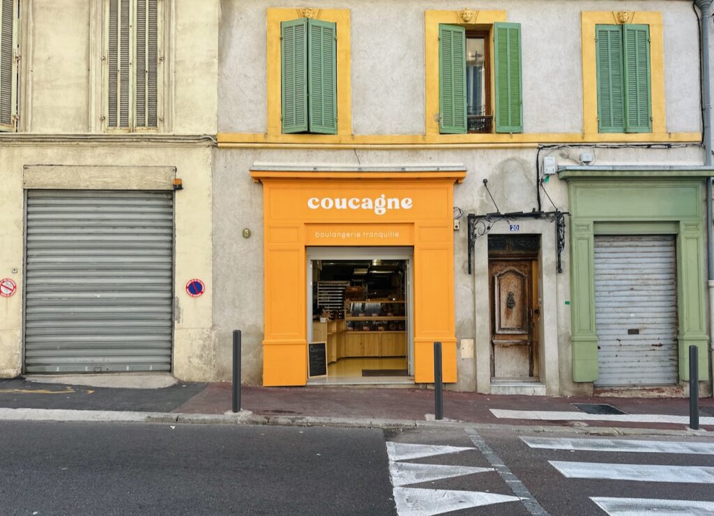 Coucagne est une boulangerie située dans le quartier de Vauban à Marseille qui s’inscrit dans la tradition artisanale. Elle propose entre autres de beaux pains de campagne réalisés à partir de farine produites localement. (rue)