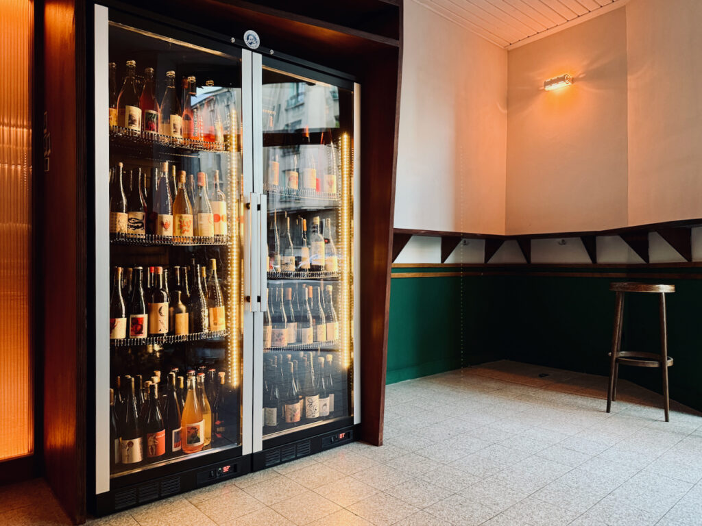 Cave à manger audiophile à Marseille, Double Zéro rassemble au Camas les amateurs de vins naturels, de vinyles et de belles assiettes créatives dans une ambiance conviviale. (cave)
