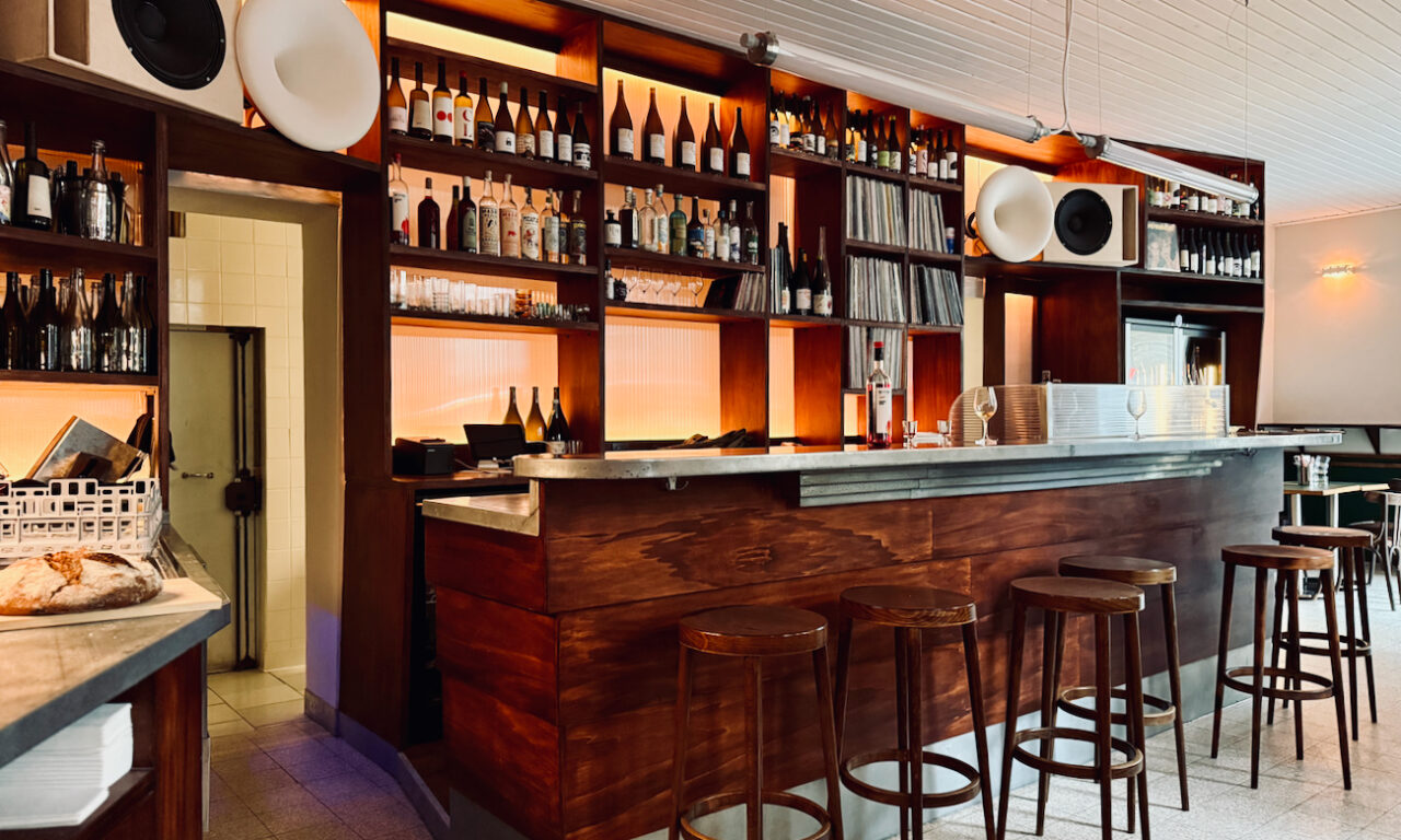 Cave à manger audiophile à Marseille, Double Zéro rassemble au Camas les amateurs de vins naturels, de vinyles et de belles assiettes créatives dans une ambiance conviviale. (comptoir)