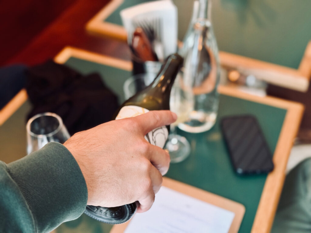 Cave à manger audiophile à Marseille, Double Zéro rassemble au Camas les amateurs de vins naturels, de vinyles et de belles assiettes créatives dans une ambiance conviviale. (service)