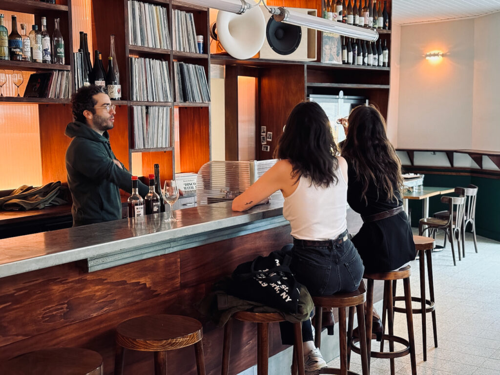 Cave à manger audiophile à Marseille, Double Zéro rassemble au Camas les amateurs de vins naturels, de vinyles et de belles assiettes créatives dans une ambiance conviviale. (verre au comptoir)