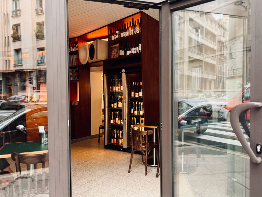 Cave à manger audiophile à Marseille, Double Zéro rassemble au Camas les amateurs de vins naturels, de vinyles et de belles assiettes créatives dans une ambiance conviviale. (entrée)