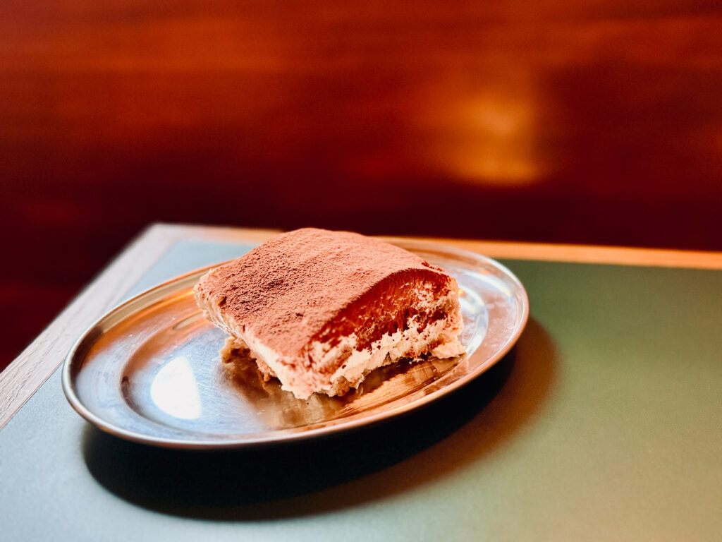 Cave à manger audiophile à Marseille, Double Zéro rassemble au Camas les amateurs de vins naturels, de vinyles et de belles assiettes créatives dans une ambiance conviviale. (tiramisu)
