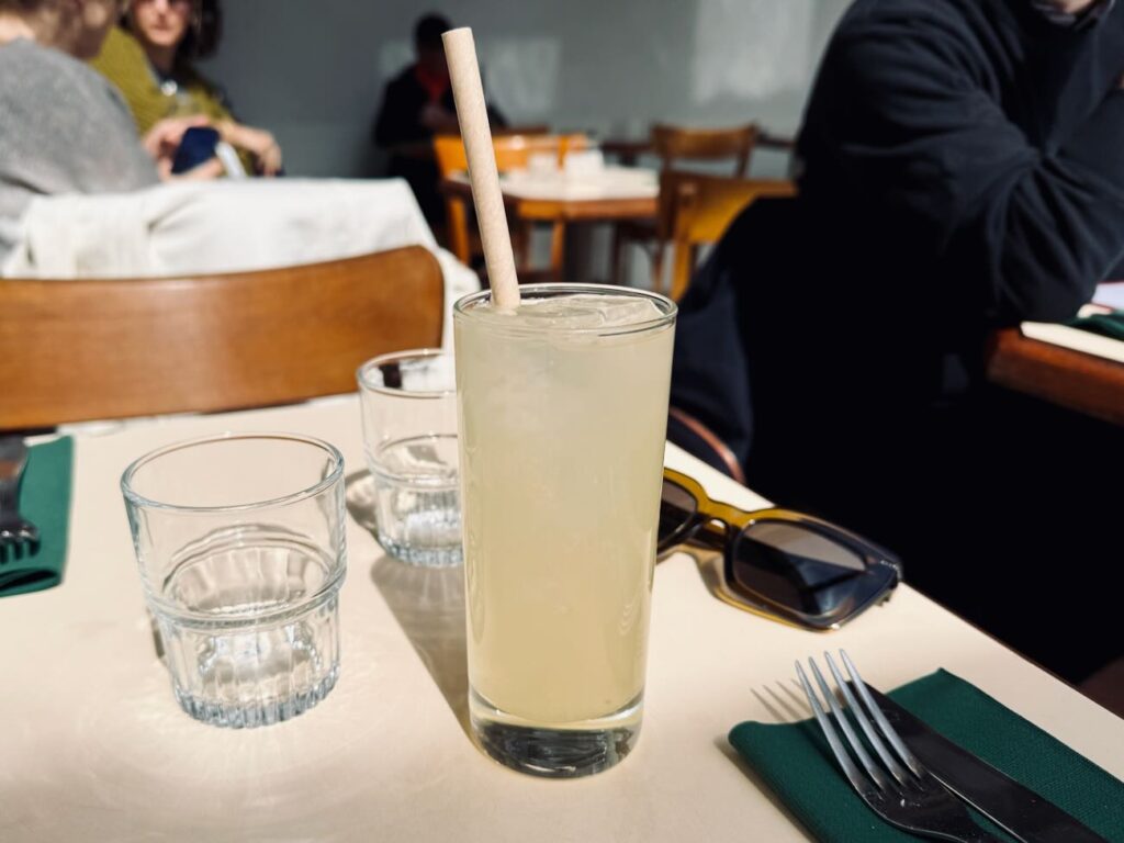 Maurice est un café bar restaurant situé rue lodi Marseille. Il propose une carte bistrotière, mais aussi une offre petit-déjeuner et de belles quilles natures et traditionnelles. (citronnade)