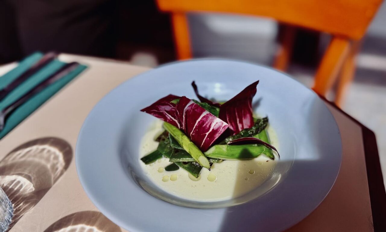 Maurice est un café bar restaurant situé rue lodi Marseille. Il propose une carte bistrotière, mais aussi une offre petit-déjeuner et de belles quilles natures et traditionnelles. (asperges