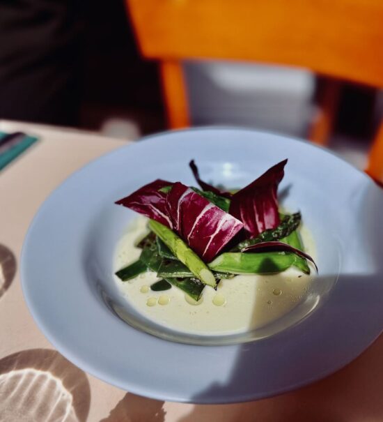 Maurice est un café bar restaurant situé rue lodi Marseille. Il propose une carte bistrotière, mais aussi une offre petit-déjeuner et de belles quilles natures et traditionnelles. (asperges