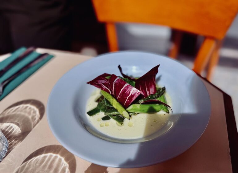 Maurice est un café bar restaurant situé rue lodi Marseille. Il propose une carte bistrotière, mais aussi une offre petit-déjeuner et de belles quilles natures et traditionnelles. (asperges