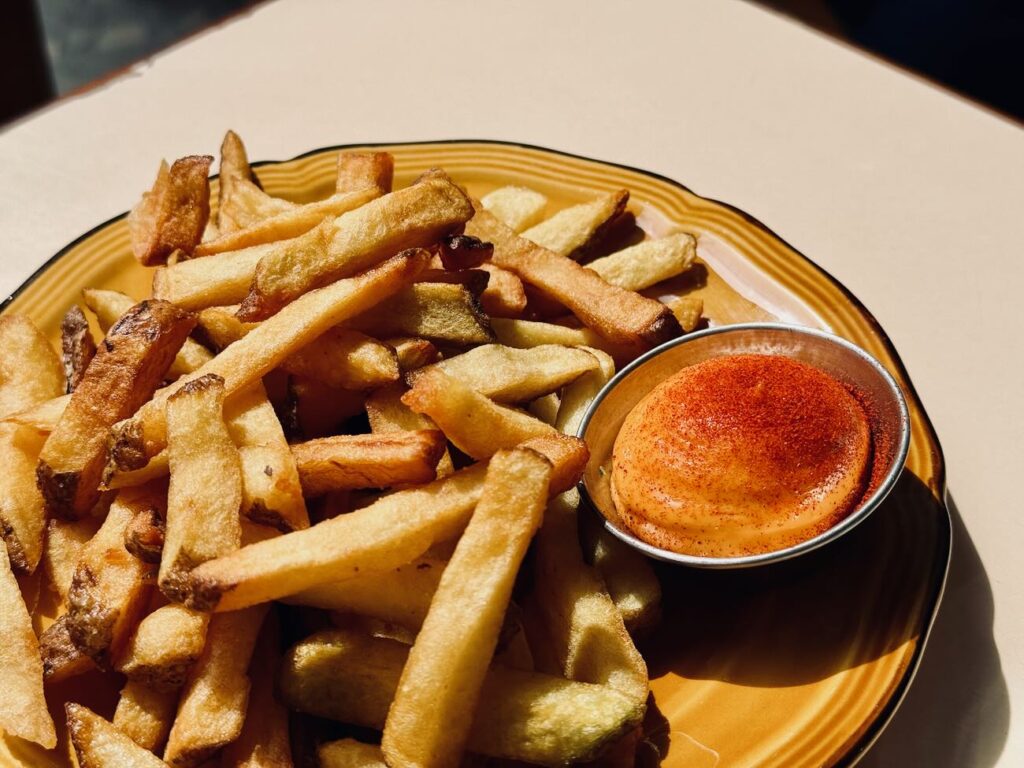 Maurice est un café bar restaurant situé rue lodi Marseille. Il propose une carte bistrotière, mais aussi une offre petit-déjeuner et de belles quilles natures et traditionnelles.(frites)