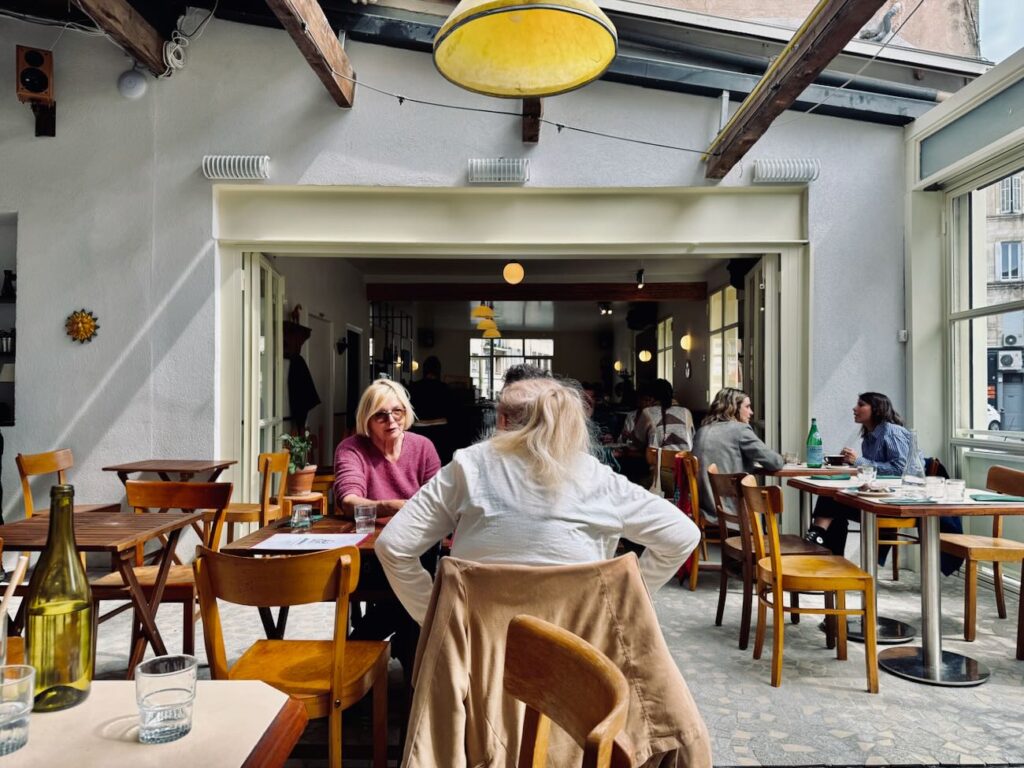 Maurice est un café bar restaurant situé rue lodi Marseille. Il propose une carte bistrotière, mais aussi une offre petit-déjeuner et de belles quilles natures et traditionnelles.(patio)