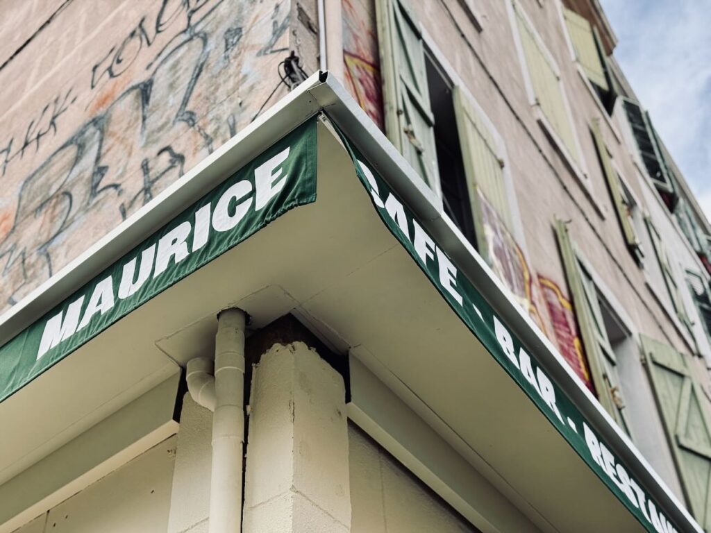 Maurice est un café bar restaurant situé rue lodi Marseille. Il propose une carte bistrotière, mais aussi une offre petit-déjeuner et de belles quilles natures et traditionnelles. (corner)