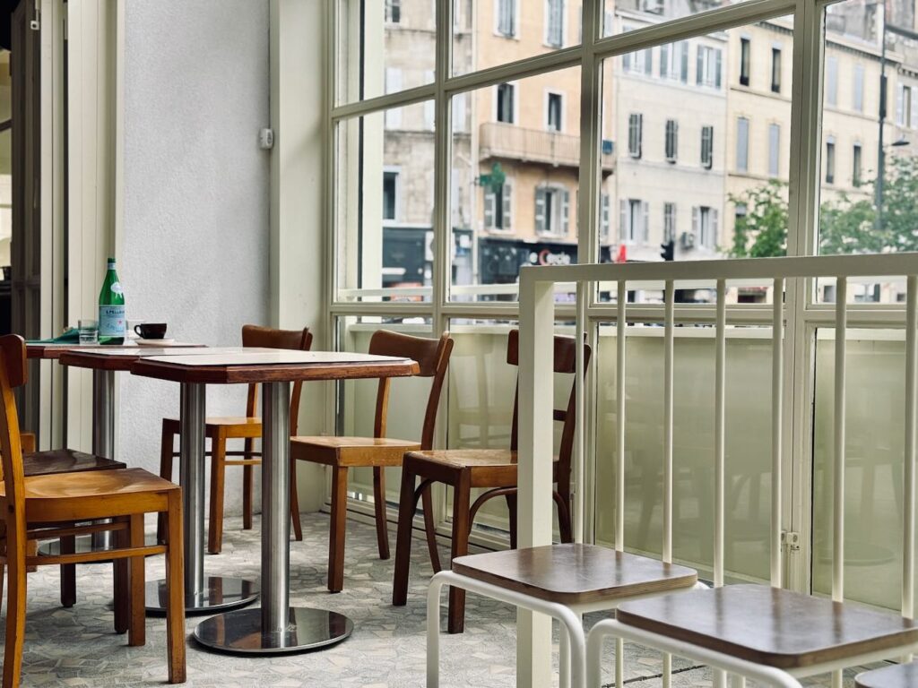 Maurice est un café bar restaurant situé rue lodi Marseille. Il propose une carte bistrotière, mais aussi une offre petit-déjeuner et de belles quilles natures et traditionnelles.(tables)