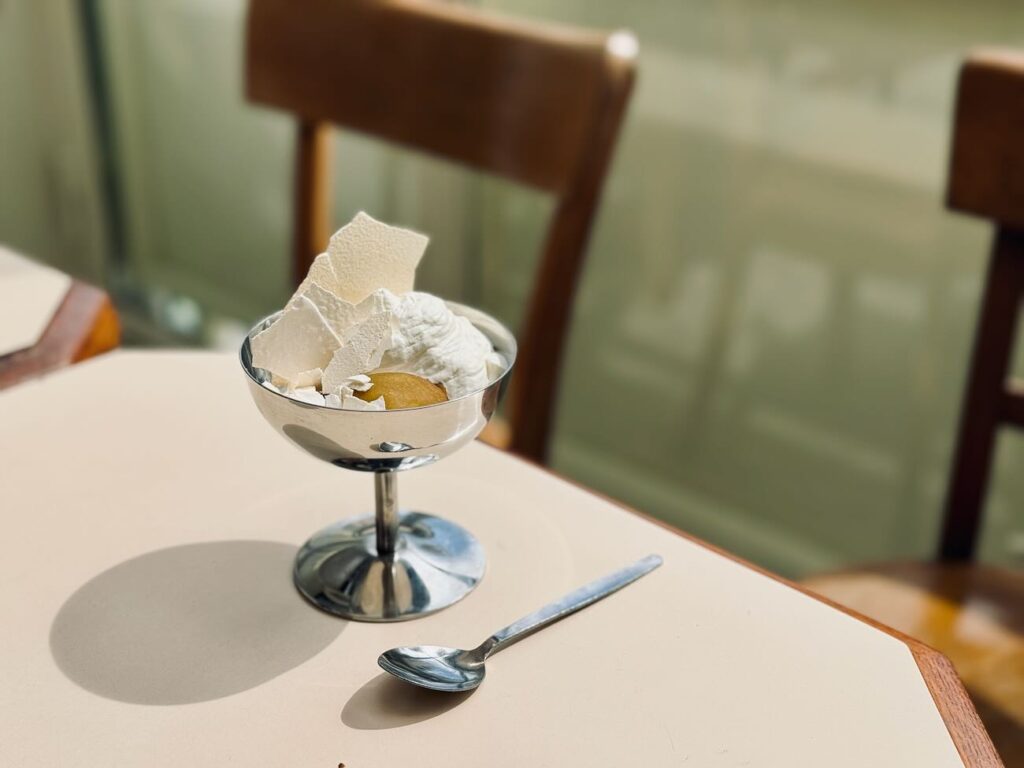 Maurice est un café bar restaurant situé rue lodi Marseille. Il propose une carte bistrotière, mais aussi une offre petit-déjeuner et de belles quilles natures et traditionnelles. (dessert)
