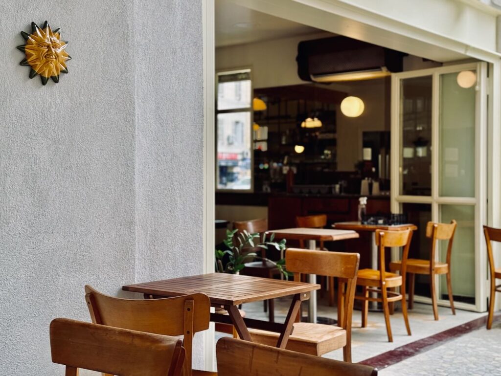 Maurice est un café bar restaurant situé rue lodi Marseille. Il propose une carte bistrotière, mais aussi une offre petit-déjeuner et de belles quilles natures et traditionnelles. (déco)