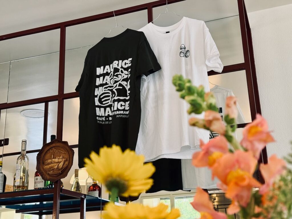 Maurice est un café bar restaurant situé rue lodi Marseille. Il propose une carte bistrotière, mais aussi une offre petit-déjeuner et de belles quilles natures et traditionnelles. (t-shirt)