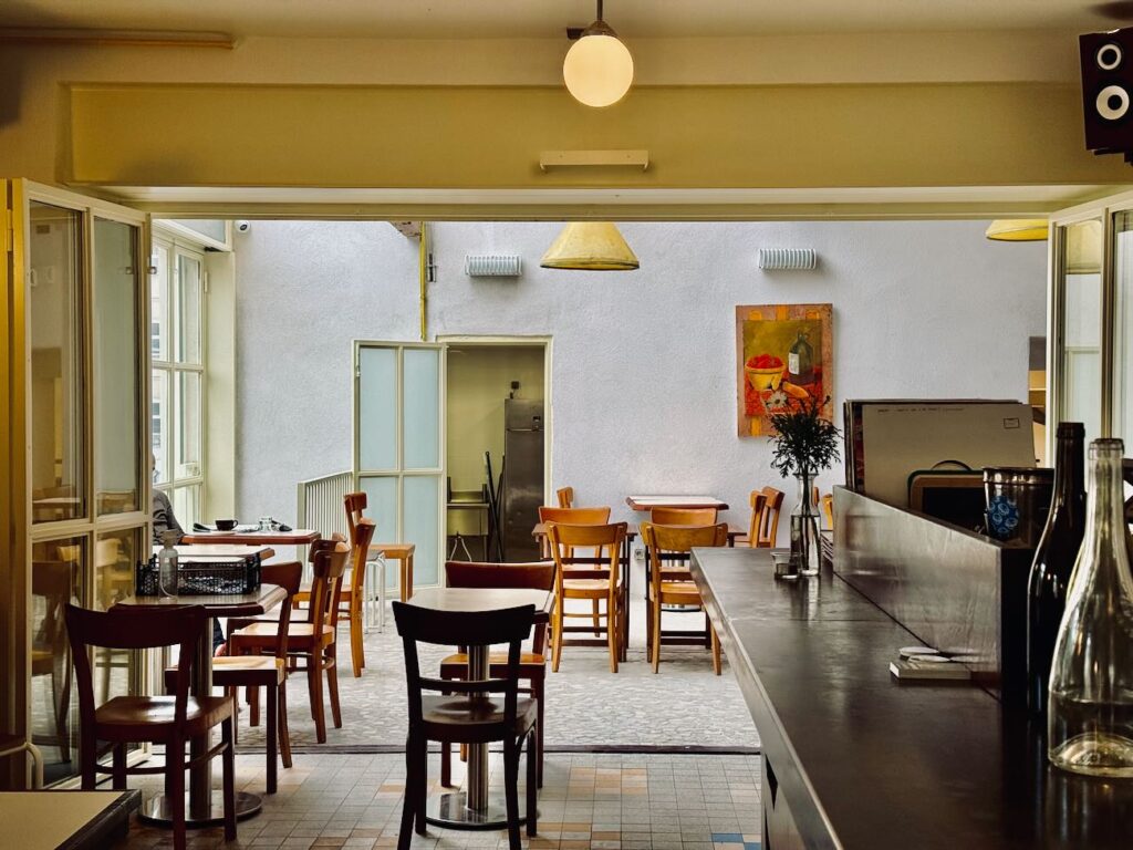 Maurice est un café bar restaurant situé rue lodi Marseille. Il propose une carte bistrotière, mais aussi une offre petit-déjeuner et de belles quilles natures et traditionnelles. (salle)