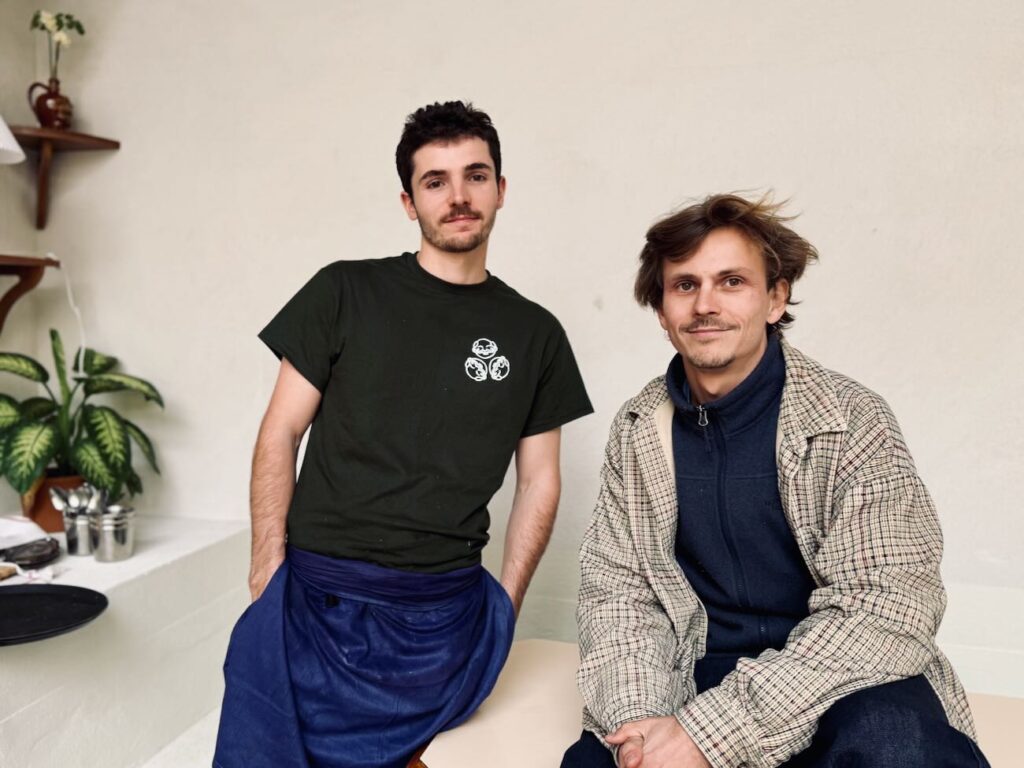 Maurice est un café bar restaurant situé rue lodi Marseille. Il propose une carte bistrotière, mais aussi une offre petit-déjeuner et de belles quilles natures et traditionnelles. (henri et Quentin)