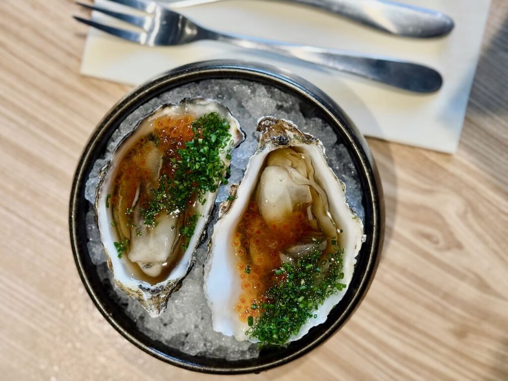 Nabu & Jéro est bistrot moderne, bar à vin et bar izakaya située sur la place Notre-Dame du Mont à Marseille. L’établissement propose une cuisine locale et iodée. ( huitres)