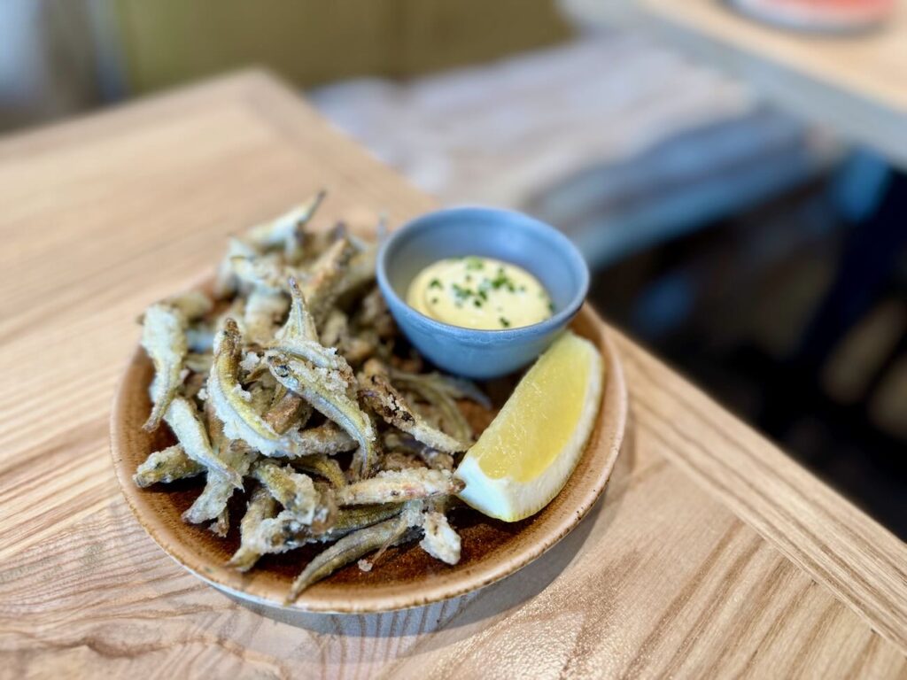 Nabu & Jéro est bistrot moderne, bar à vin et bar izakaya située sur la place Notre-Dame du Mont à Marseille. L’établissement propose une cuisine locale et iodée. (poissons)