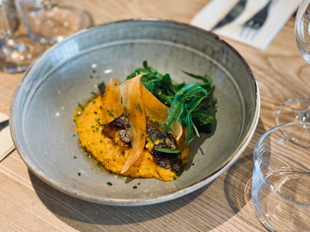 Nabu & Jéro est bistrot moderne, bar à vin et bar izakaya située sur la place Notre-Dame du Mont à Marseille. L’établissement propose une cuisine locale et iodée. (purée)