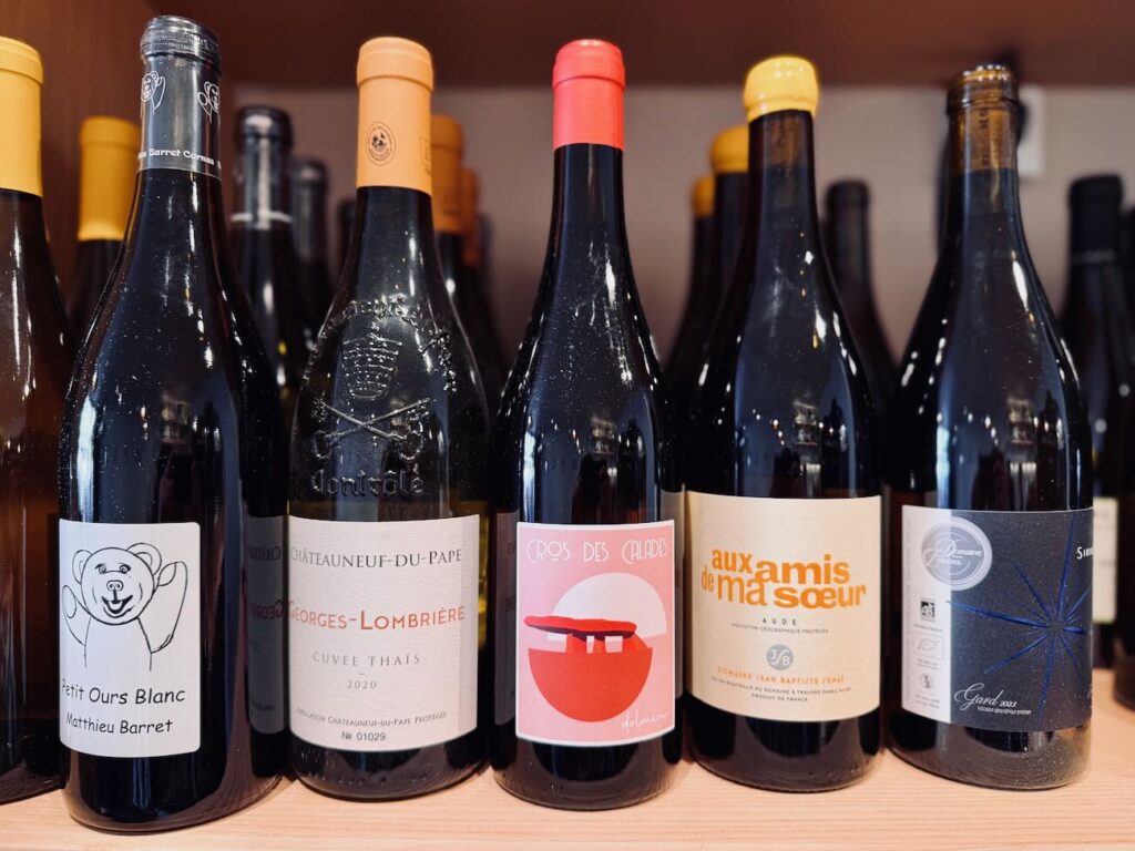 Nabu & Jéro est bistrot moderne, bar à vin et bar izakaya située sur la place Notre-Dame du Mont à Marseille. L’établissement propose une cuisine locale et iodée. (vin)