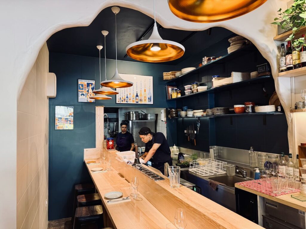 Nabu & Jéro est bistrot moderne, bar à vin et bar izakaya située sur la place Notre-Dame du Mont à Marseille. L’établissement propose une cuisine locale et iodée. (cuisine)