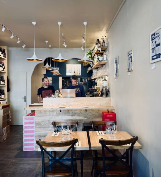 Nabu & Jéro est bistrot moderne, bar à vin et bar izakaya située sur la place Notre-Dame du Mont à Marseille. L’établissement propose une cuisine locale et iodée. (salle)