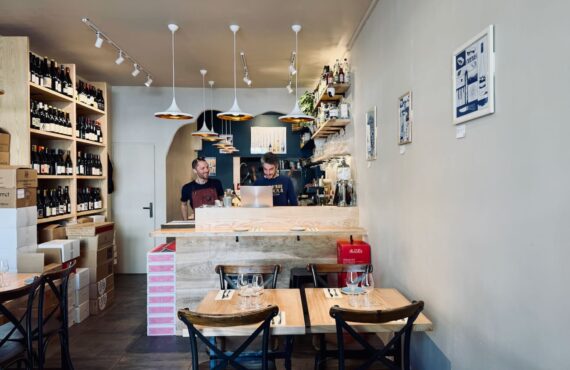 Nabu & Jéro est bistrot moderne, bar à vin et bar izakaya située sur la place Notre-Dame du Mont à Marseille. L’établissement propose une cuisine locale et iodée. (salle)