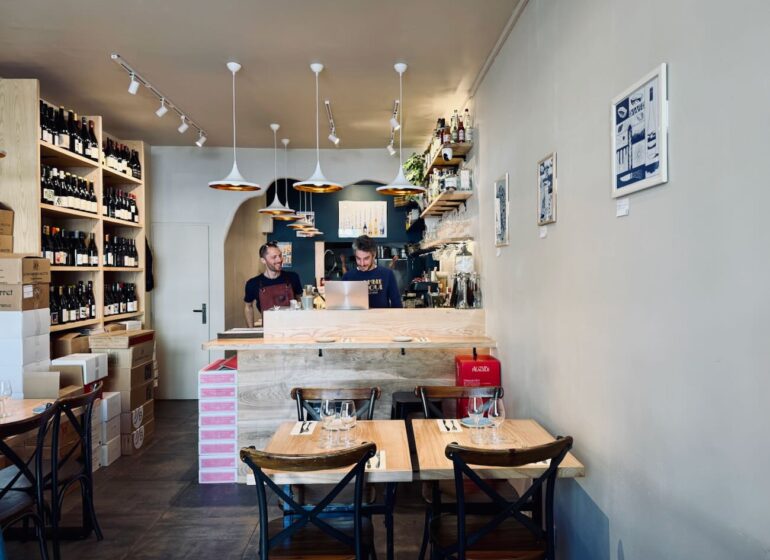 Nabu & Jéro est bistrot moderne, bar à vin et bar izakaya située sur la place Notre-Dame du Mont à Marseille. L’établissement propose une cuisine locale et iodée. (salle)