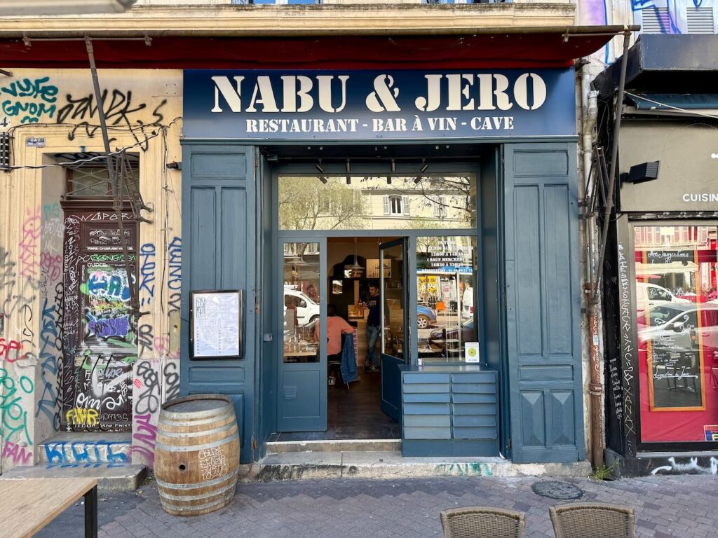 Nabu & Jéro est bistrot moderne, bar à vin et bar izakaya située sur la place Notre-Dame du Mont à Marseille. L’établissement propose une cuisine locale et iodée. (devanture)