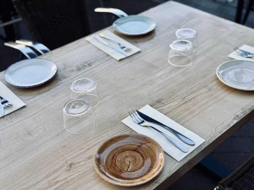 Nabu & Jéro est bistrot moderne, bar à vin et bar izakaya située sur la place Notre-Dame du Mont à Marseille. L’établissement propose une cuisine locale et iodée. (terrasse)