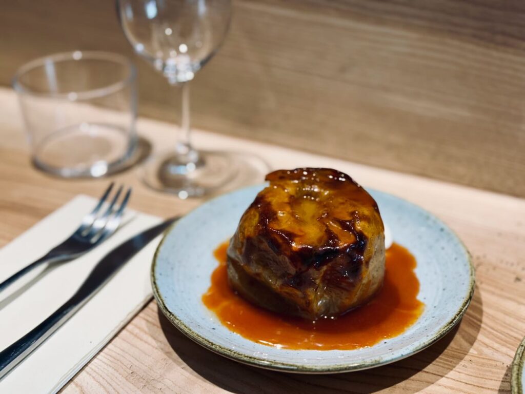 Nabu & Jéro est bistrot moderne, bar à vin et bar izakaya située sur la place Notre-Dame du Mont à Marseille. L’établissement propose une cuisine locale et iodée. (pomme)