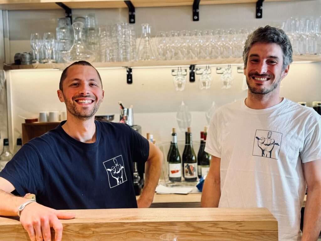Nabu & Jéro est bistrot moderne, bar à vin et bar izakaya située sur la place Notre-Dame du Mont à Marseille. L’établissement propose une cuisine locale et iodée. (alexis et Hugues)