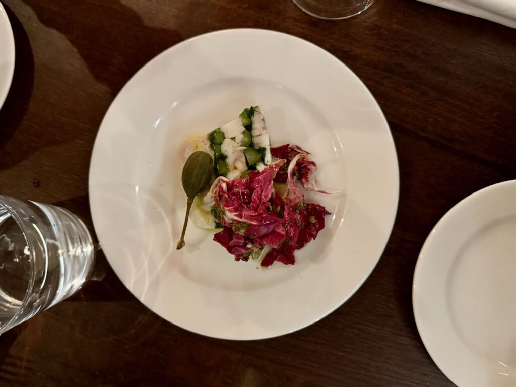 Suffren est un bistrot moderne situé dans le quartier de Castellane à Marseille qui propose de la cuisine traditionnelle française avec des produits bien sourcés et bien travaillés. (raie)