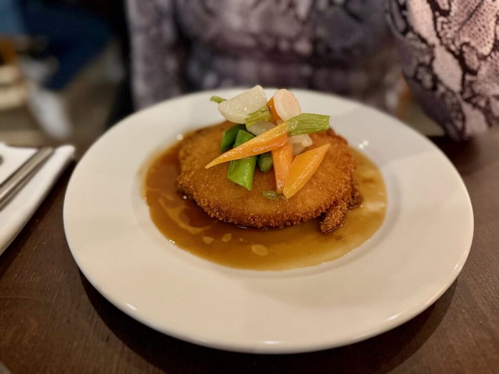 Suffren est un bistrot moderne situé dans le quartier de Castellane à Marseille qui propose de la cuisine traditionnelle française avec des produits bien sourcés et bien travaillés. (cordon)