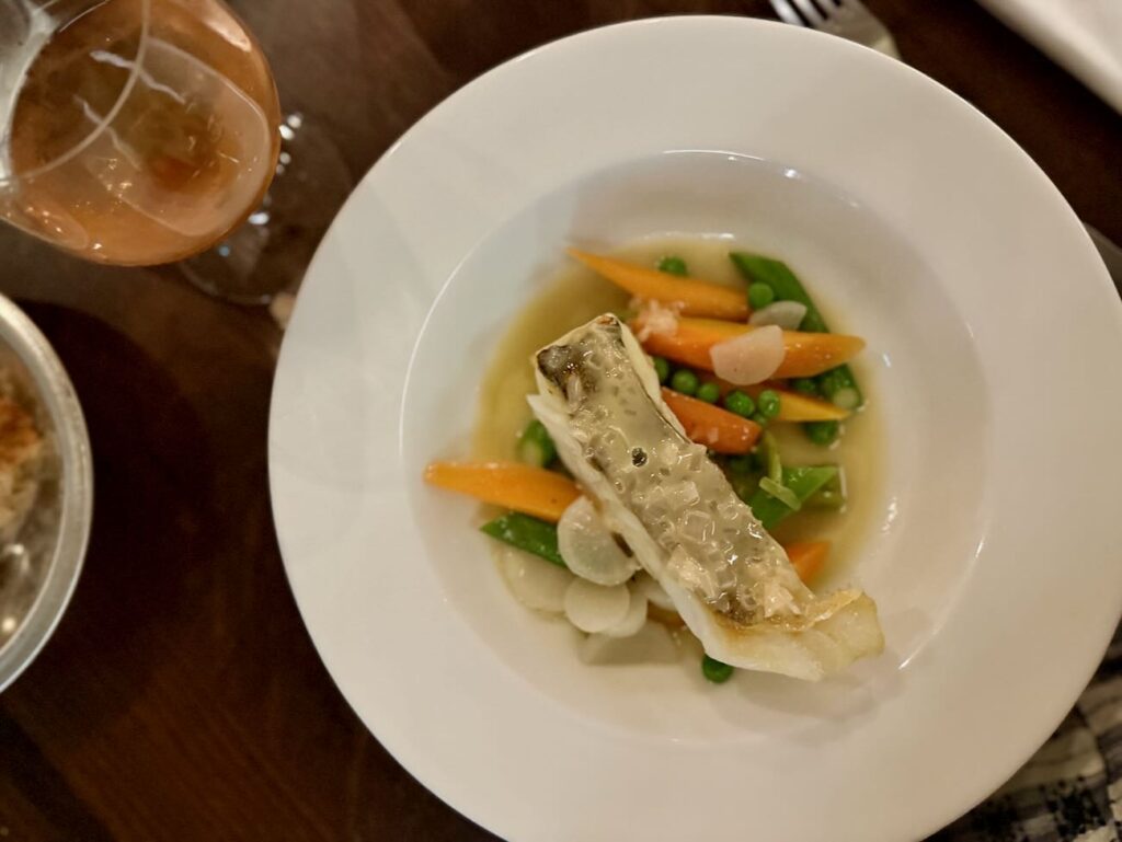 Suffren est un bistrot moderne situé dans le quartier de Castellane à Marseille qui propose de la cuisine traditionnelle française avec des produits bien sourcés et bien travaillés. (poisson)