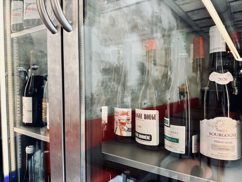 Suffren est un bistrot moderne situé dans le quartier de Castellane à Marseille qui propose de la cuisine traditionnelle française avec des produits bien sourcés et bien travaillés. (vin)