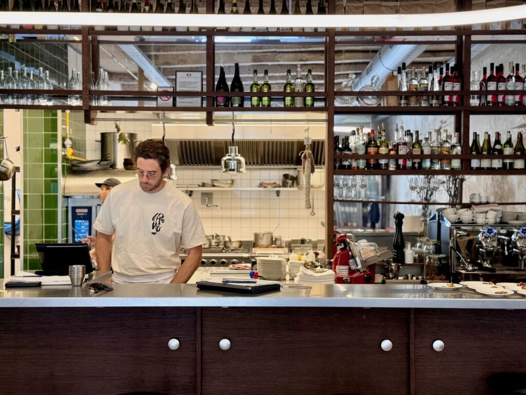 Suffren est un bistrot moderne situé dans le quartier de Castellane à Marseille qui propose de la cuisine traditionnelle française avec des produits bien sourcés et bien travaillés. (comptoir)