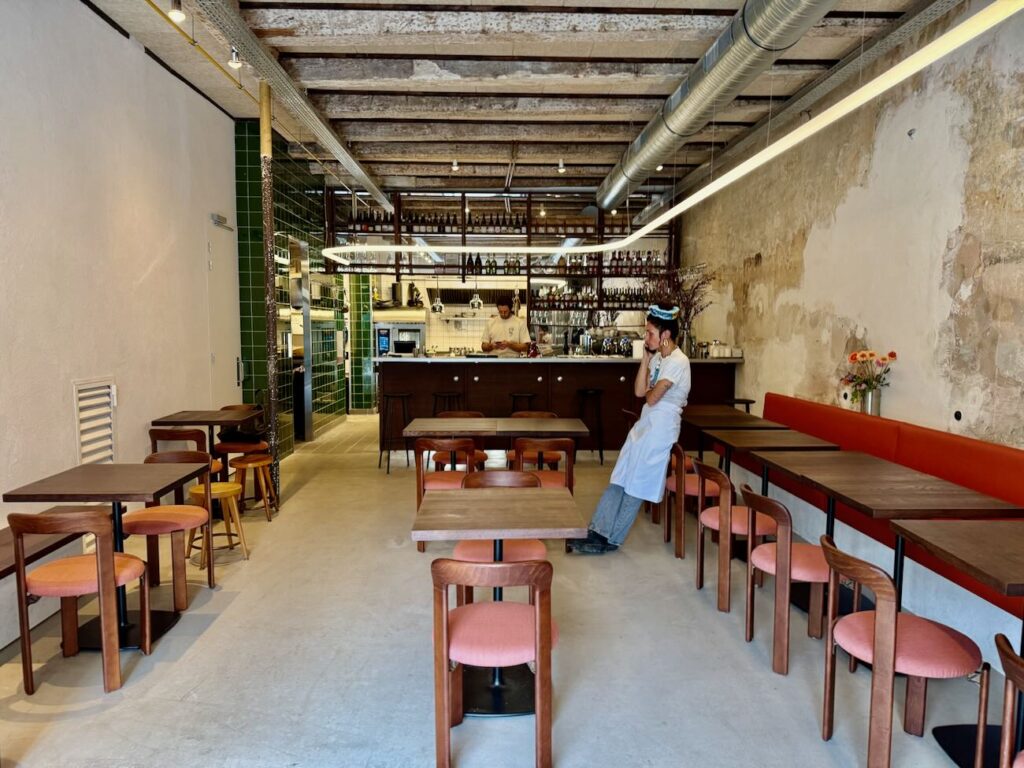 Suffren est un bistrot moderne situé dans le quartier de Castellane à Marseille qui propose de la cuisine traditionnelle française avec des produits bien sourcés et bien travaillés.(salle)