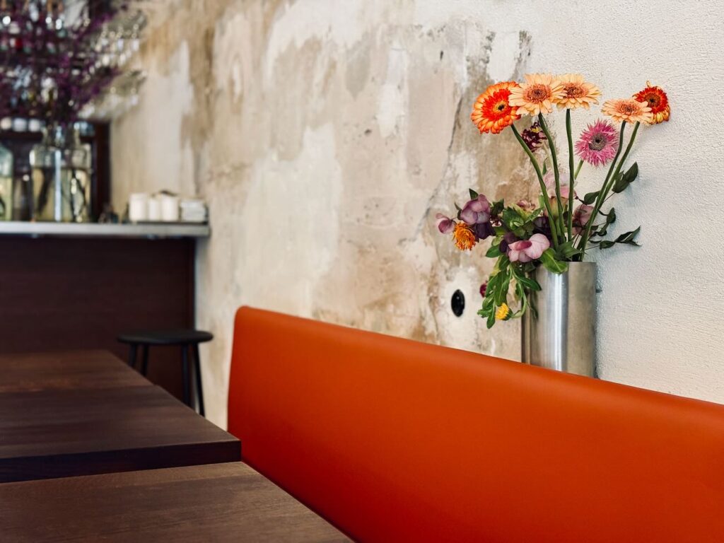 Suffren est un bistrot moderne situé dans le quartier de Castellane à Marseille qui propose de la cuisine traditionnelle française avec des produits bien sourcés et bien travaillés. (banquette)
