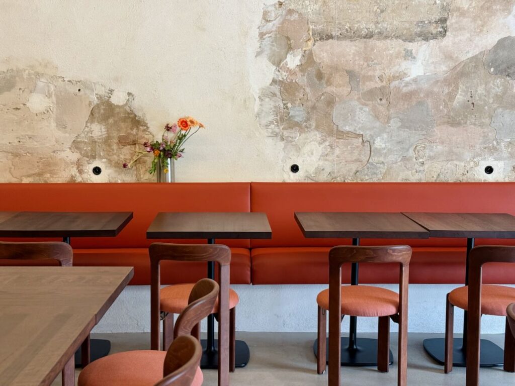 Suffren est un bistrot moderne situé dans le quartier de Castellane à Marseille qui propose de la cuisine traditionnelle française avec des produits bien sourcés et bien travaillés. (déco)