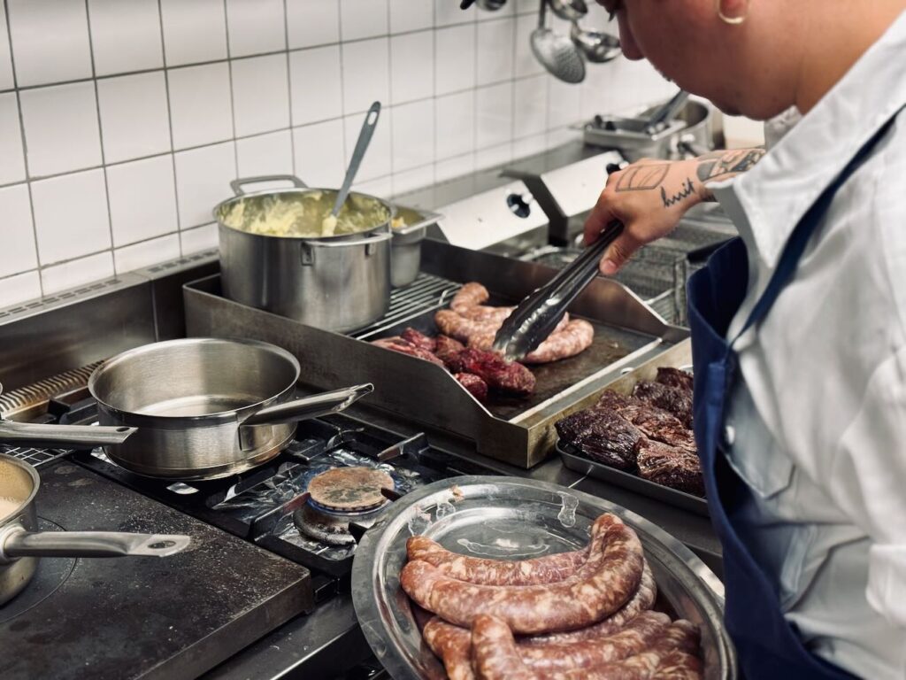 Suffren est un bistrot moderne situé dans le quartier de Castellane à Marseille qui propose de la cuisine traditionnelle française avec des produits bien sourcés et bien travaillés.(viandes)